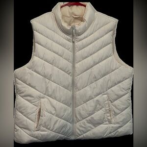 Women's Cream Colored Gap Puffer Vest in Size XXL